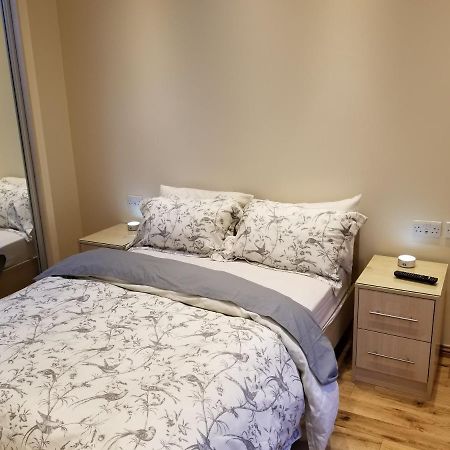 London Luxury Apartment 4 Bedroom Sleeps 12 People With 4 Bathrooms 1 Min Walk From Station Wanstead Eksteriør bilde