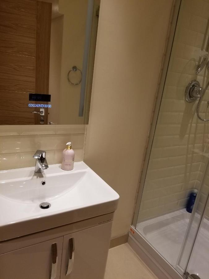 London Luxury Apartment 4 Bedroom Sleeps 12 People With 4 Bathrooms 1 Min Walk From Station Wanstead Eksteriør bilde