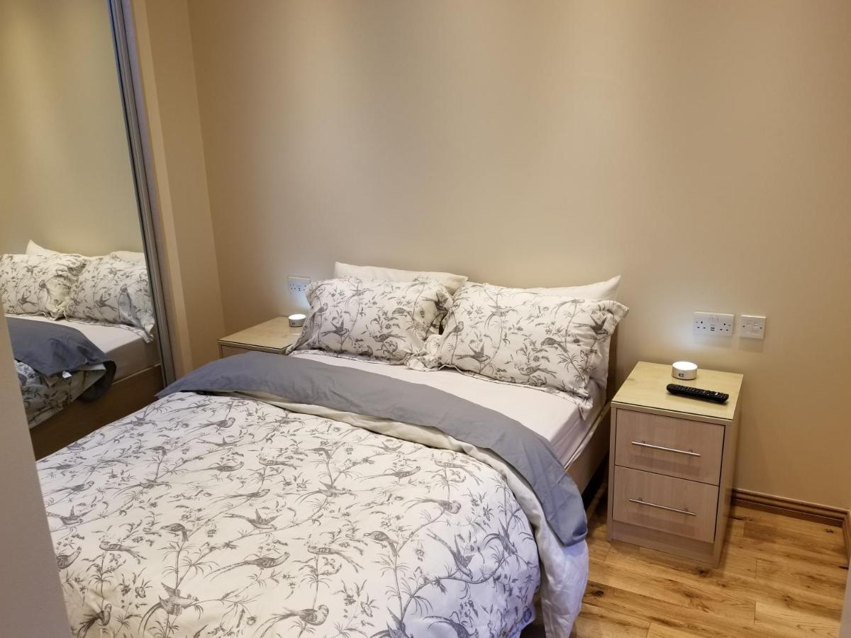 London Luxury Apartment 4 Bedroom Sleeps 12 People With 4 Bathrooms 1 Min Walk From Station Wanstead Eksteriør bilde