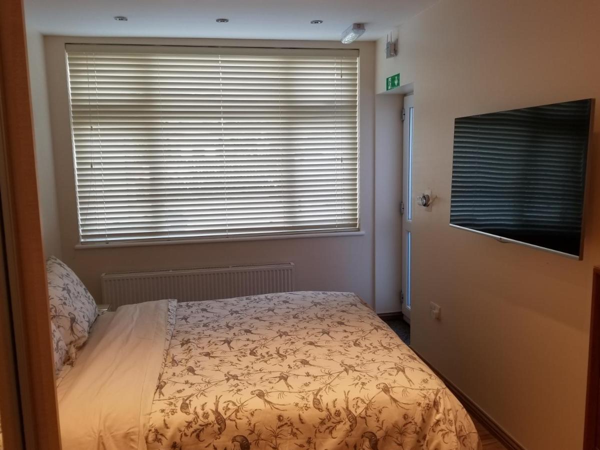 London Luxury Apartment 4 Bedroom Sleeps 12 People With 4 Bathrooms 1 Min Walk From Station Wanstead Eksteriør bilde