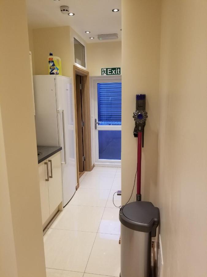 London Luxury Apartment 4 Bedroom Sleeps 12 People With 4 Bathrooms 1 Min Walk From Station Wanstead Eksteriør bilde