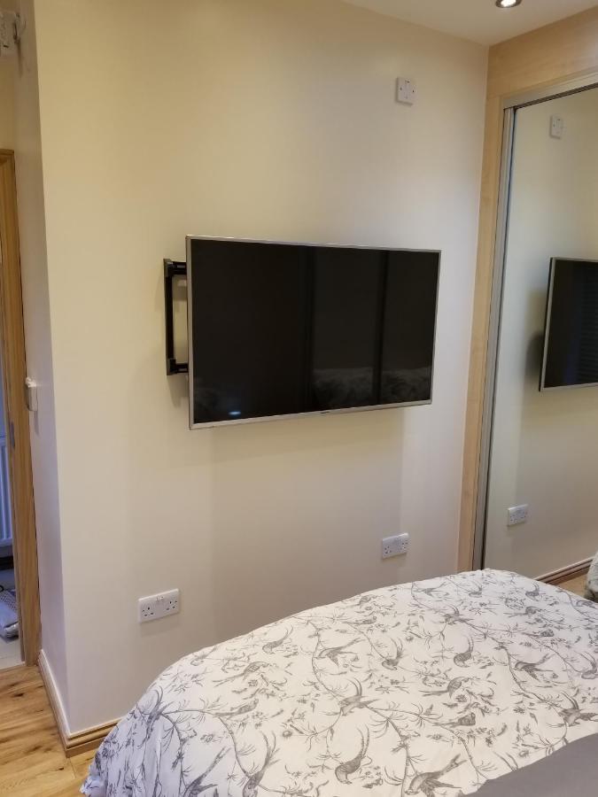 London Luxury Apartment 4 Bedroom Sleeps 12 People With 4 Bathrooms 1 Min Walk From Station Wanstead Eksteriør bilde