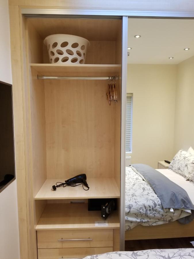 London Luxury Apartment 4 Bedroom Sleeps 12 People With 4 Bathrooms 1 Min Walk From Station Wanstead Eksteriør bilde